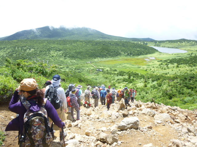 登山道から鎌沼を望む