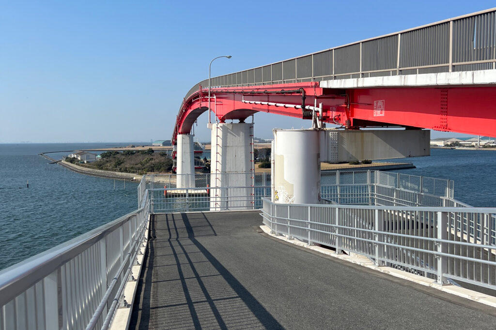 中の島大橋を渡ると「中の島公園」があり、その海岸で潮干狩りが楽しめます