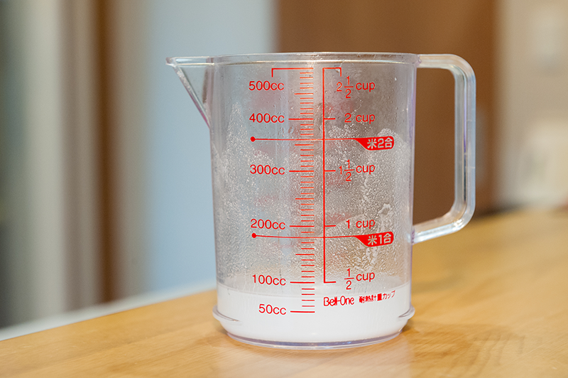 重曹に50℃～60℃のお湯を少量注ぎ溶かす。