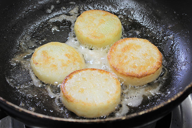 ③面に焼き色がついたら、しょう油とめんつゆで調味する。