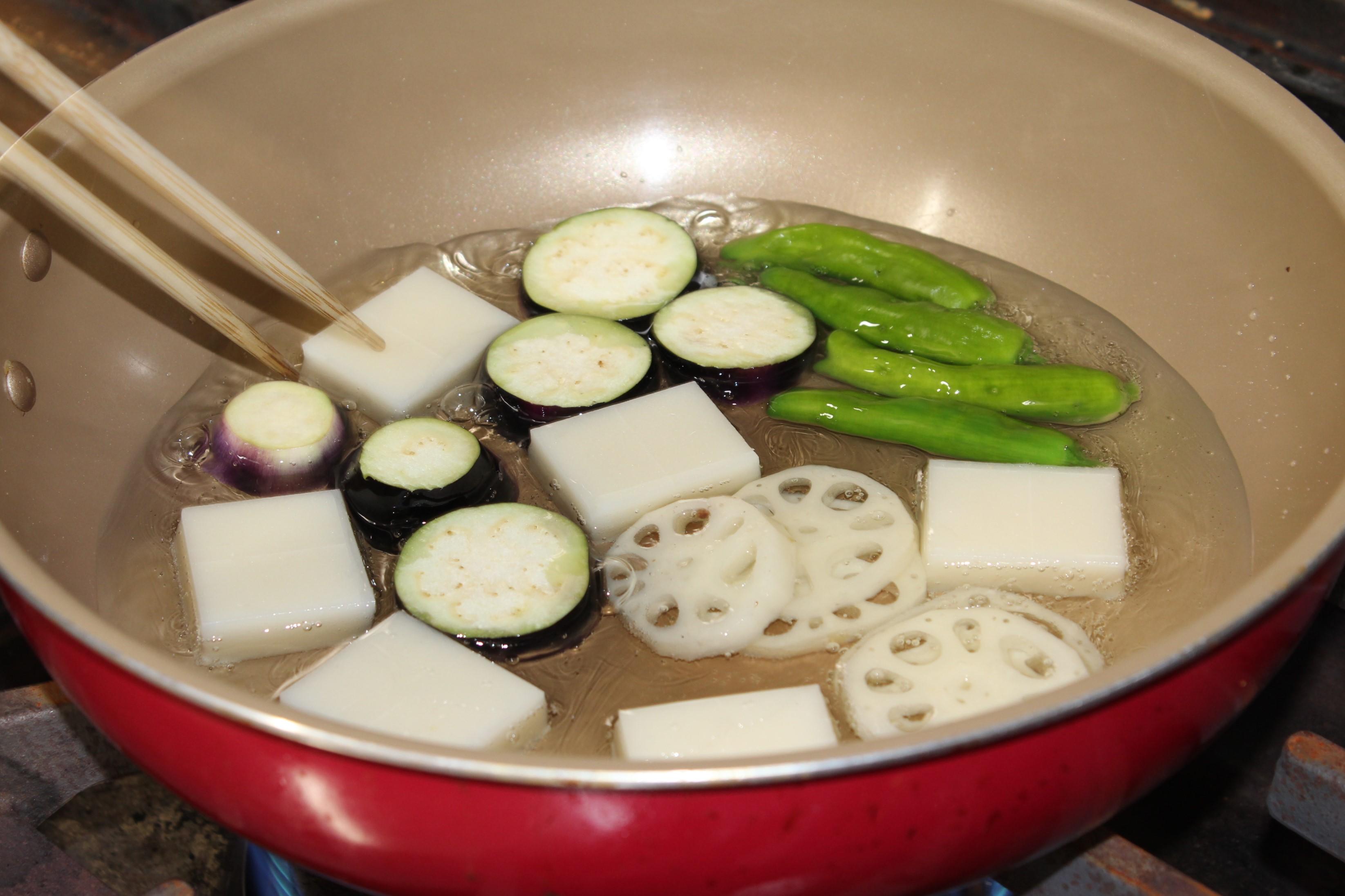 ５餅と野菜を揚げる。
