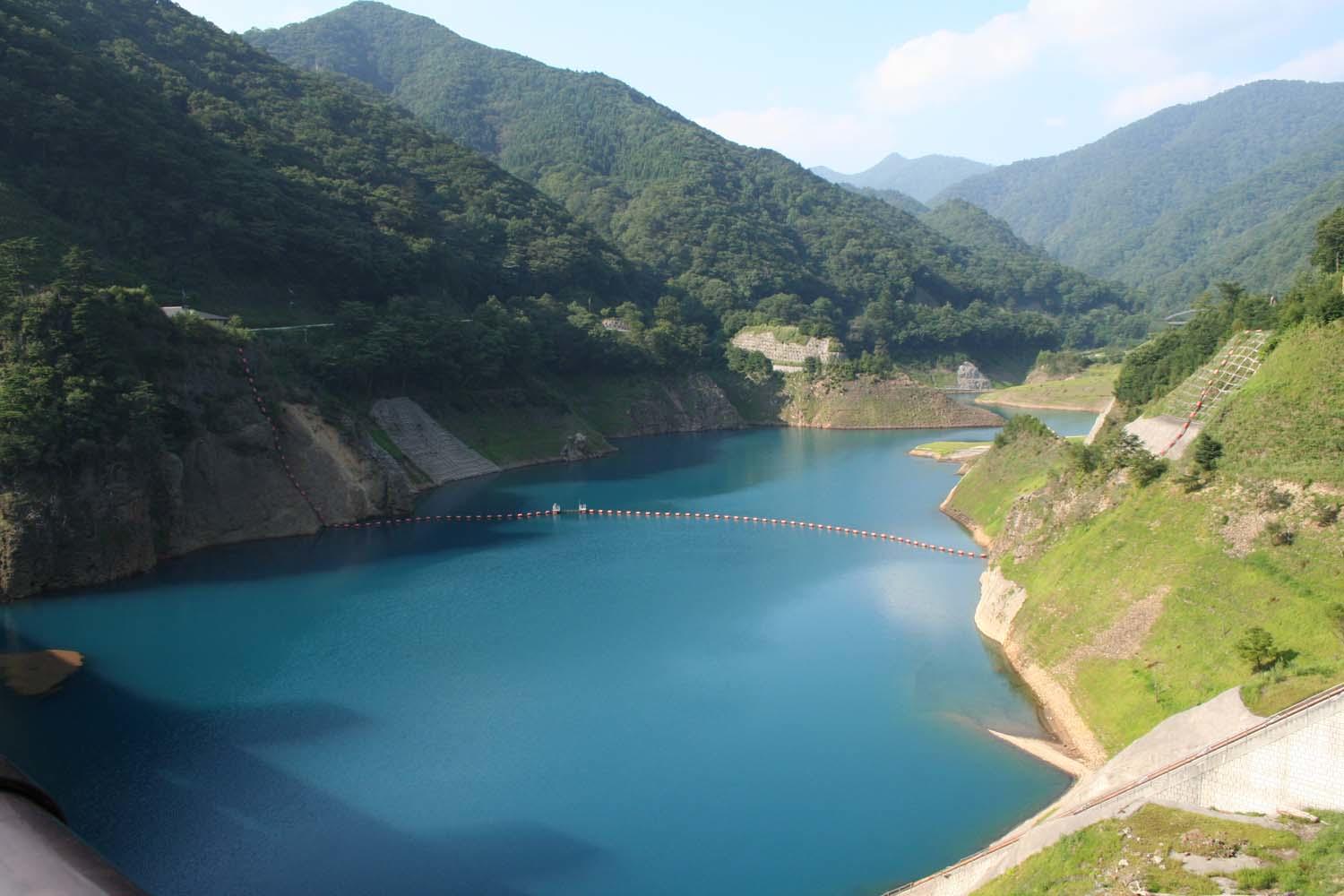 透明度の高い水が美しい湖面を生む