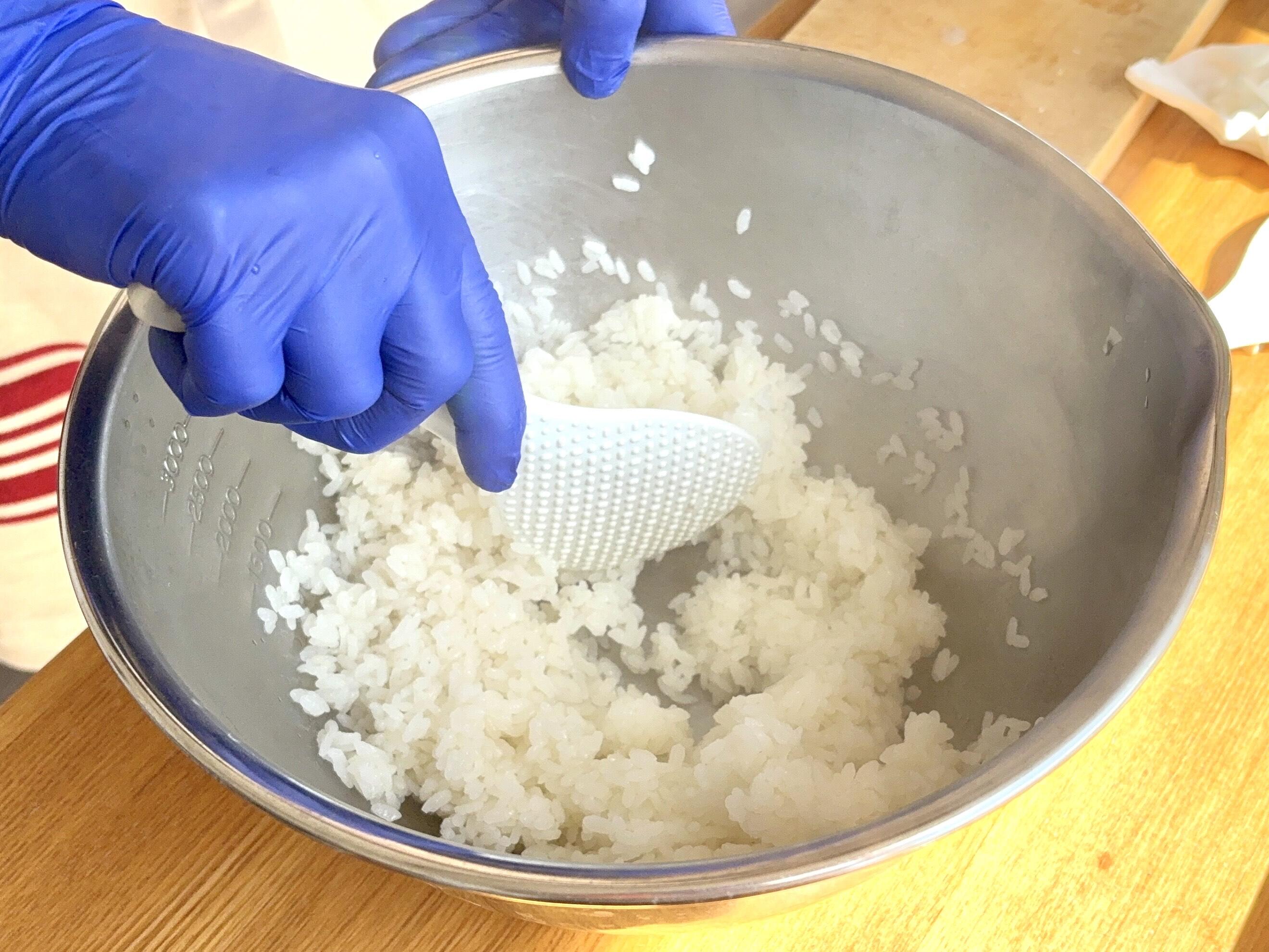 ごはんにすし酢大匙1を入れて酢飯を作る