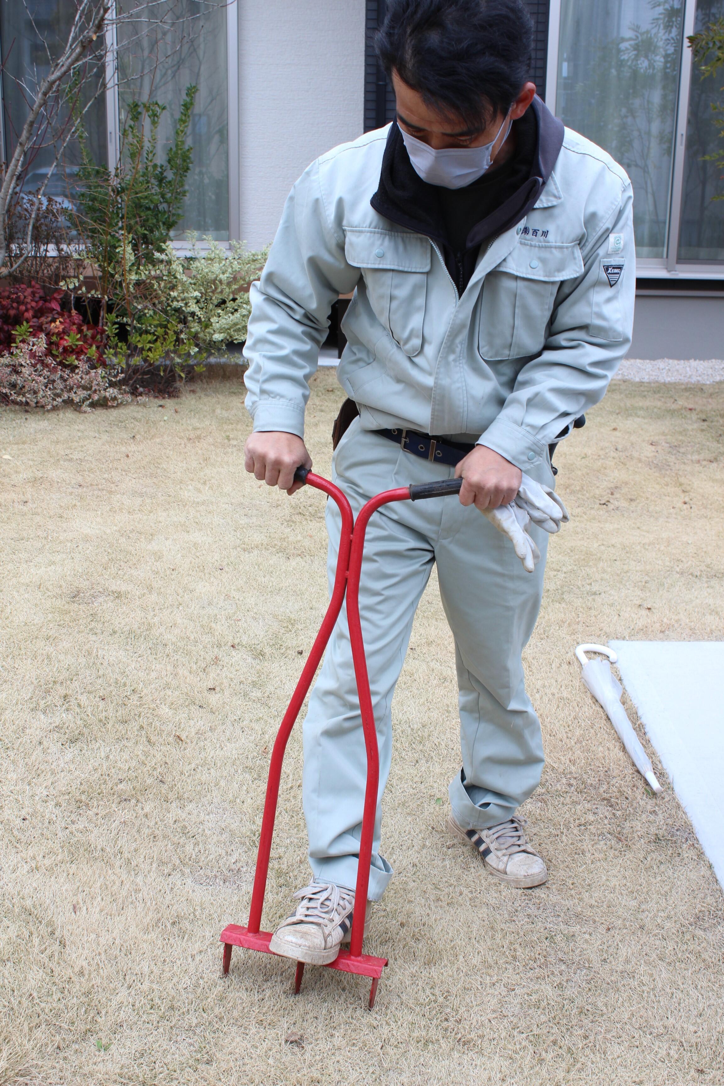 地面にエアレーターを刺します