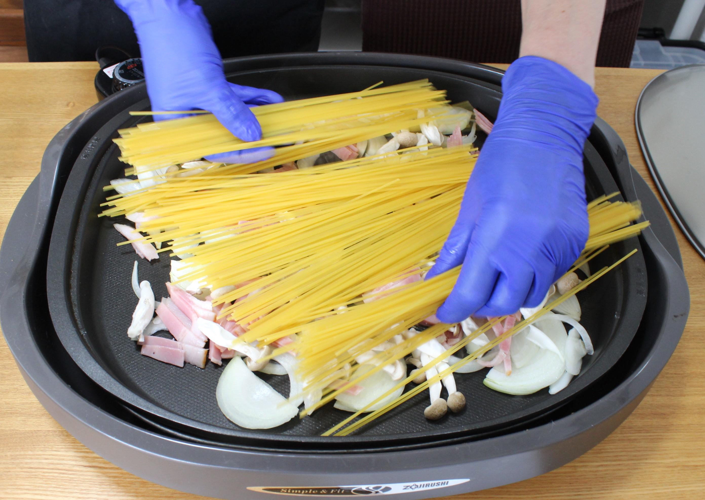 ３野菜の上にパスタ投入