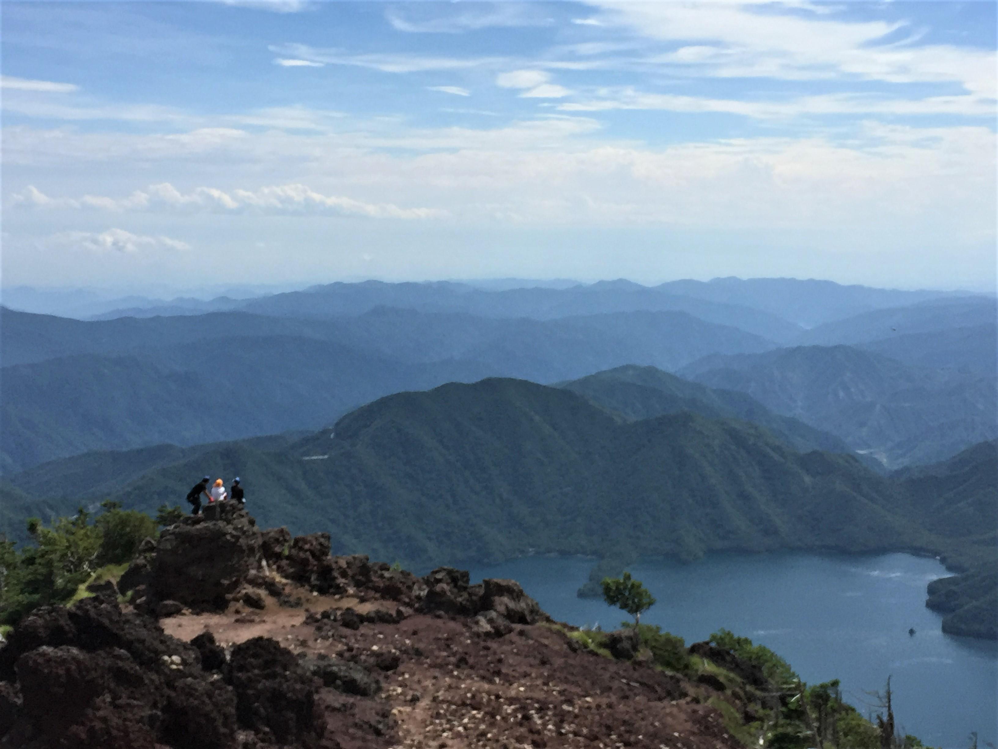 眼下に中禅寺湖、遠く連なる山々の景色
