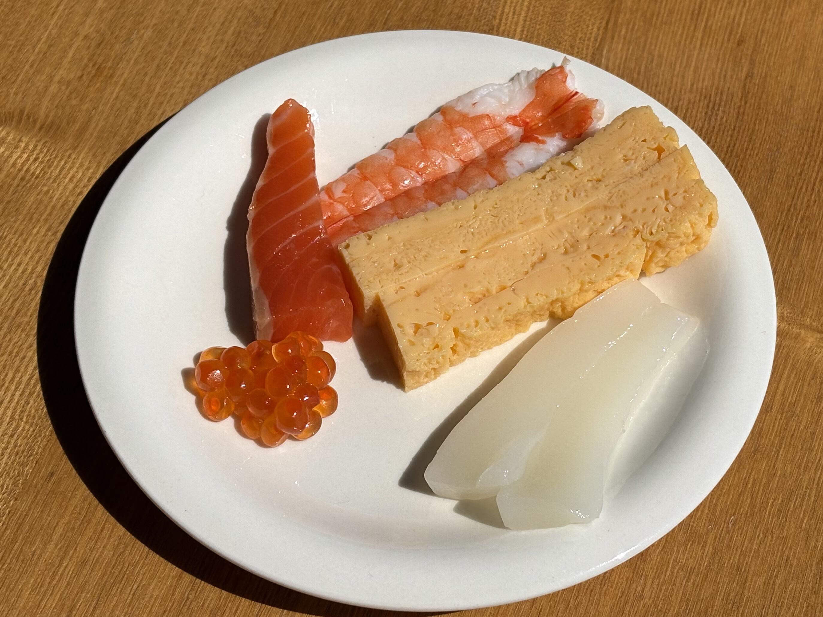 いくら、エビ、サーモン、マグロなどの寿司ネタを用意すると華やかになります