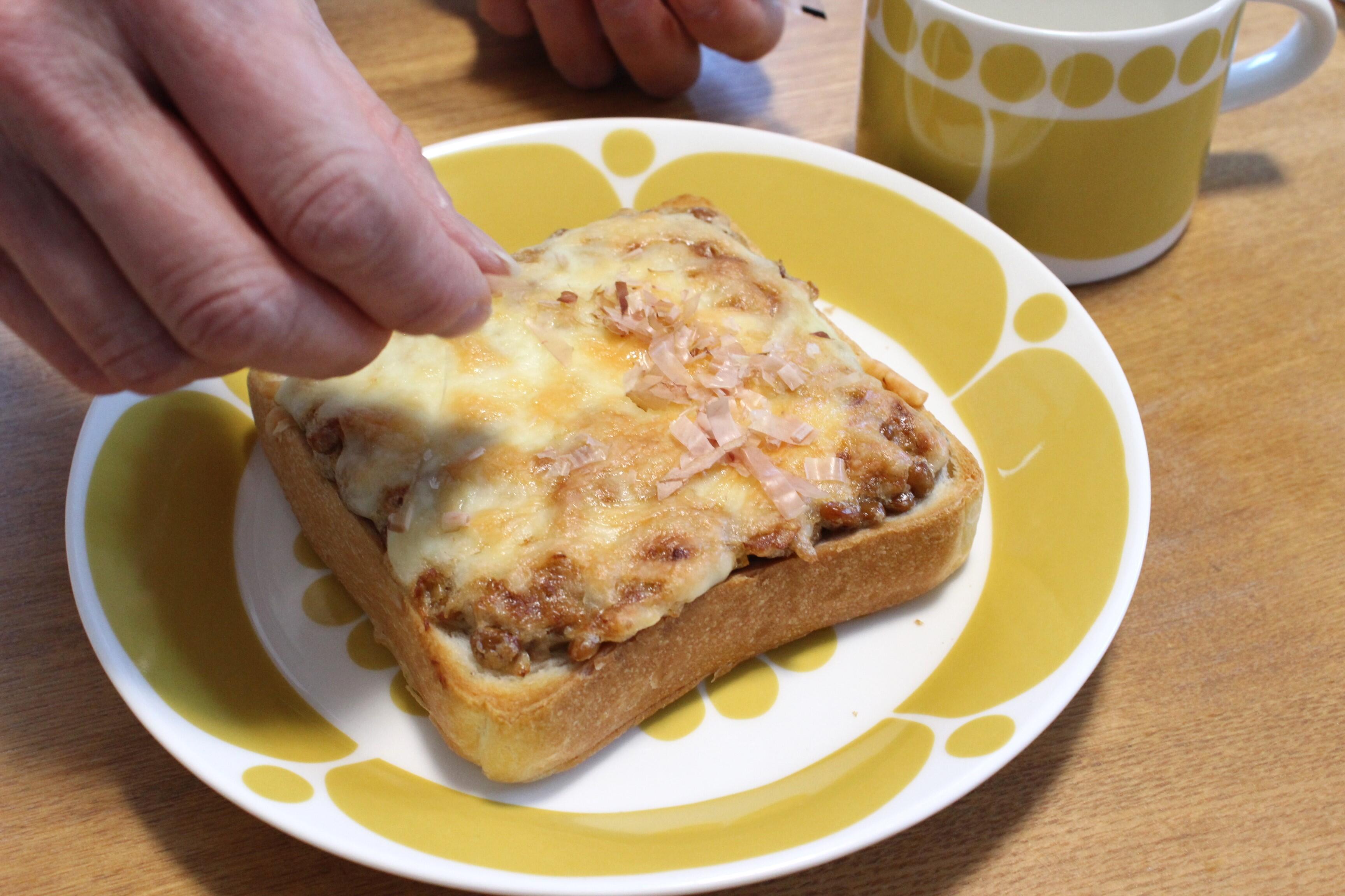 焼きあがったら鰹節を振る