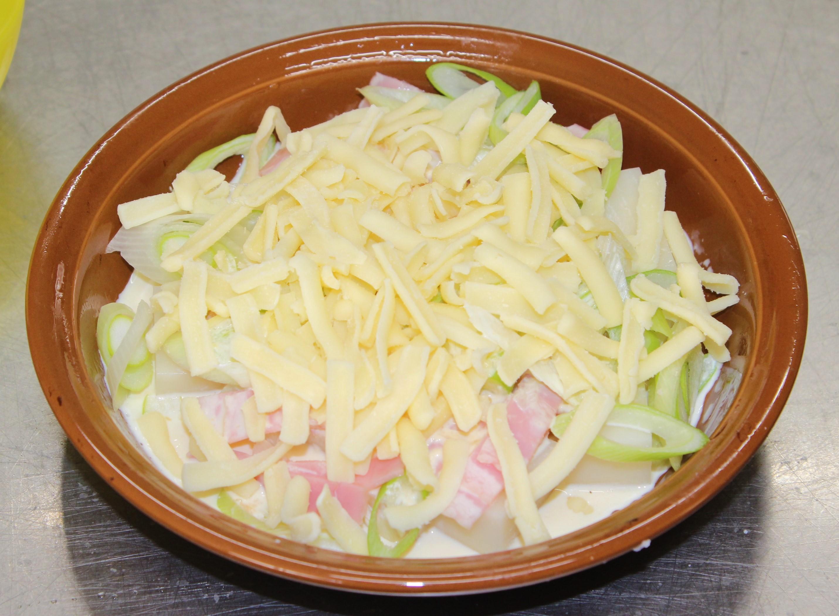 ６チーズを載せる。たっぷりの方がおいしいです。
