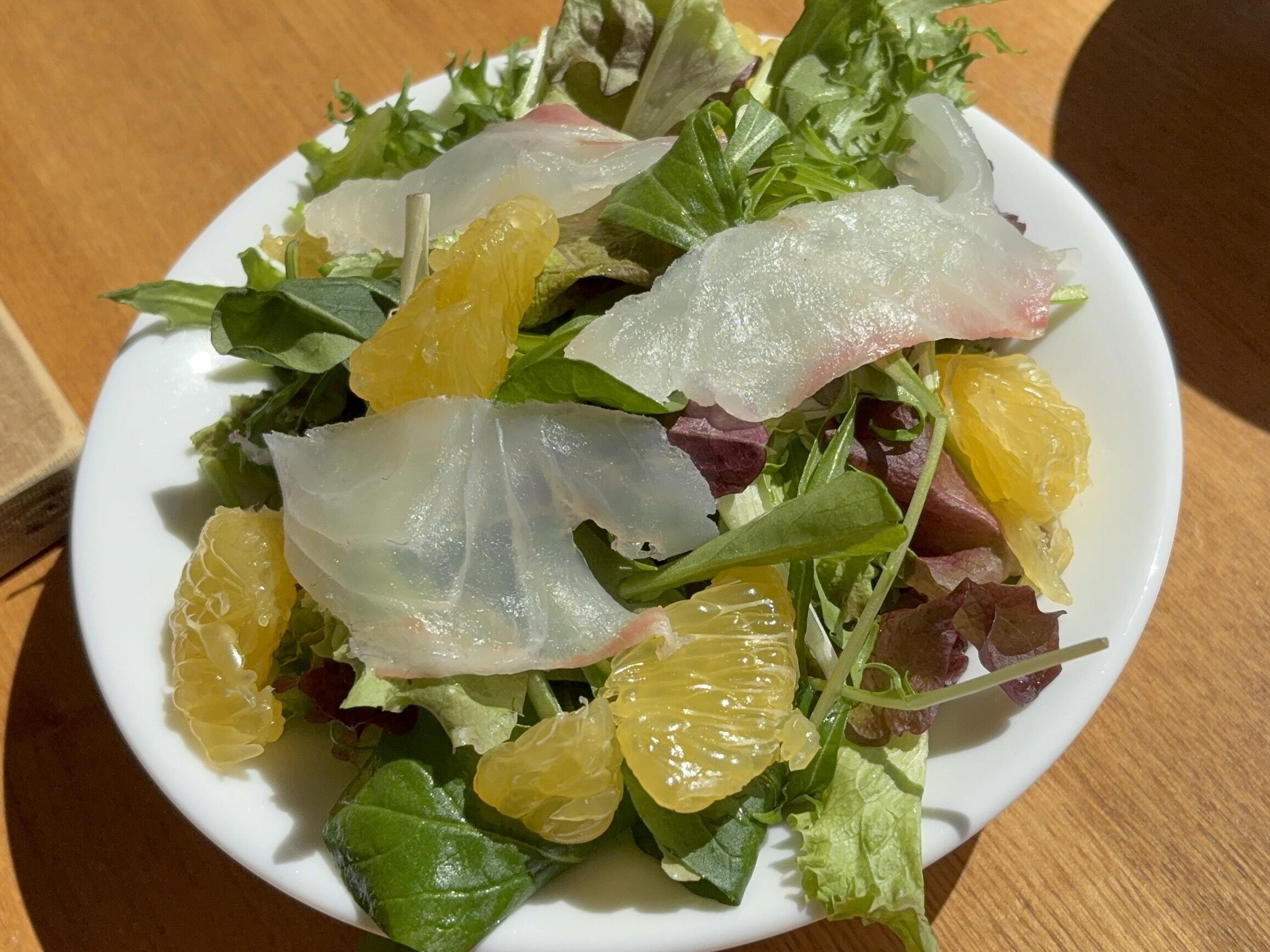 薄切りにした鯛と甘夏みかんを盛り付ける