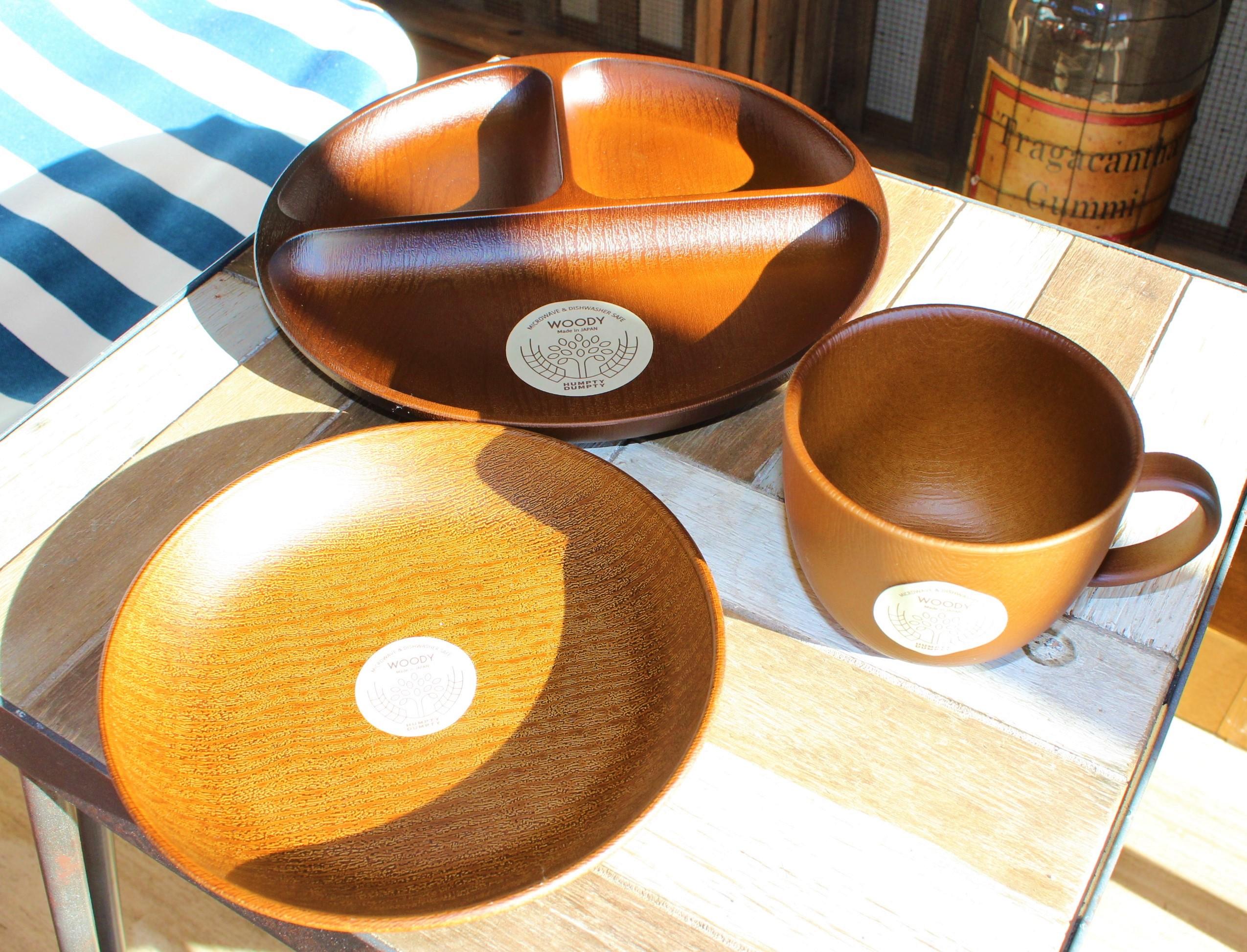 食器は素朴な雰囲気の木製を合わせて、ピクニック気分もいいですね。 「WoodyWoodシリーズ丸ランチプレート（979円）」「丸プレート（649円）」「マグ（759円）」 「チェックビームコースター（220円）」