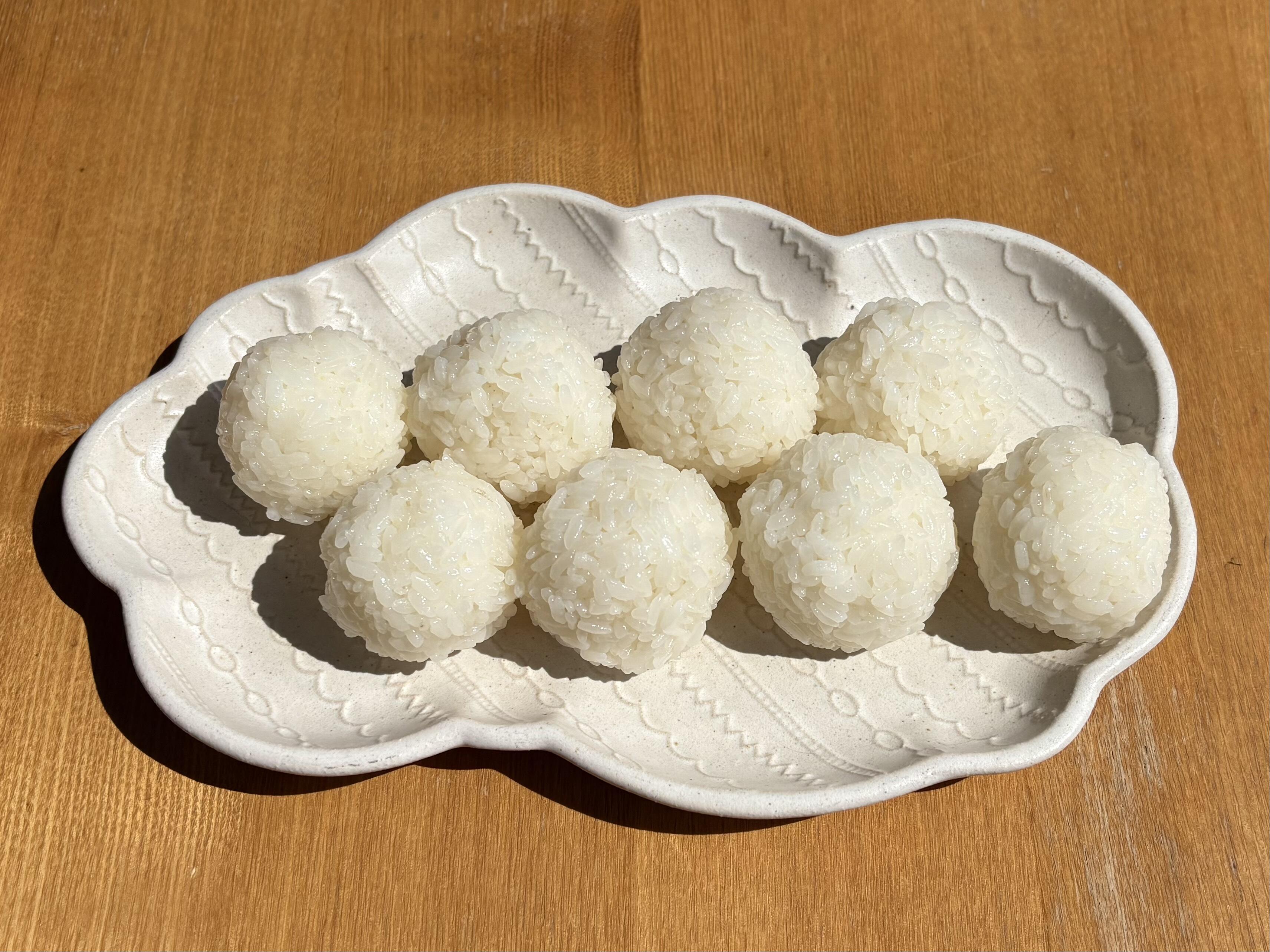 酢飯を食べやすい大きさに丸める