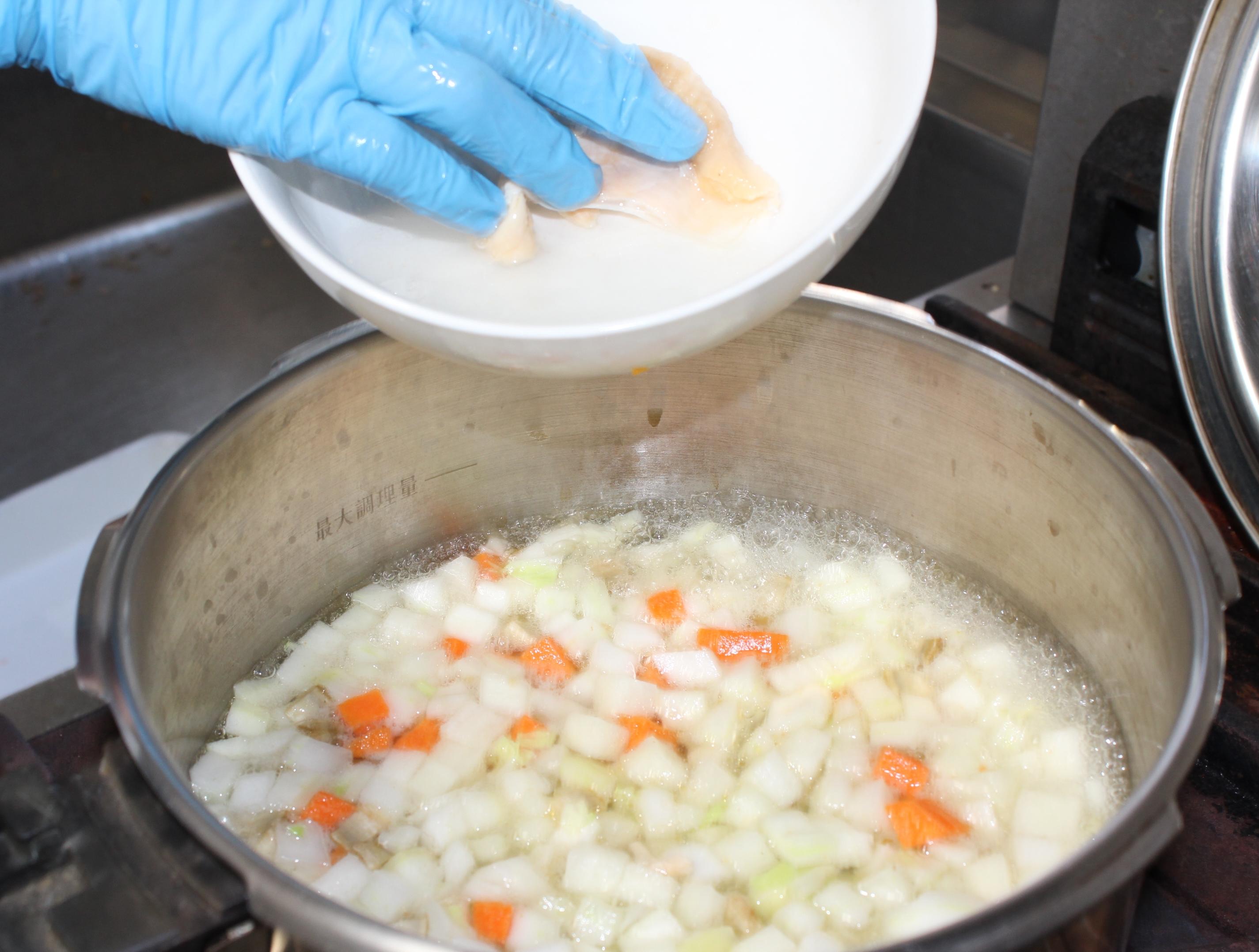 鶏肉を加熱した時に出た肉汁も投入します