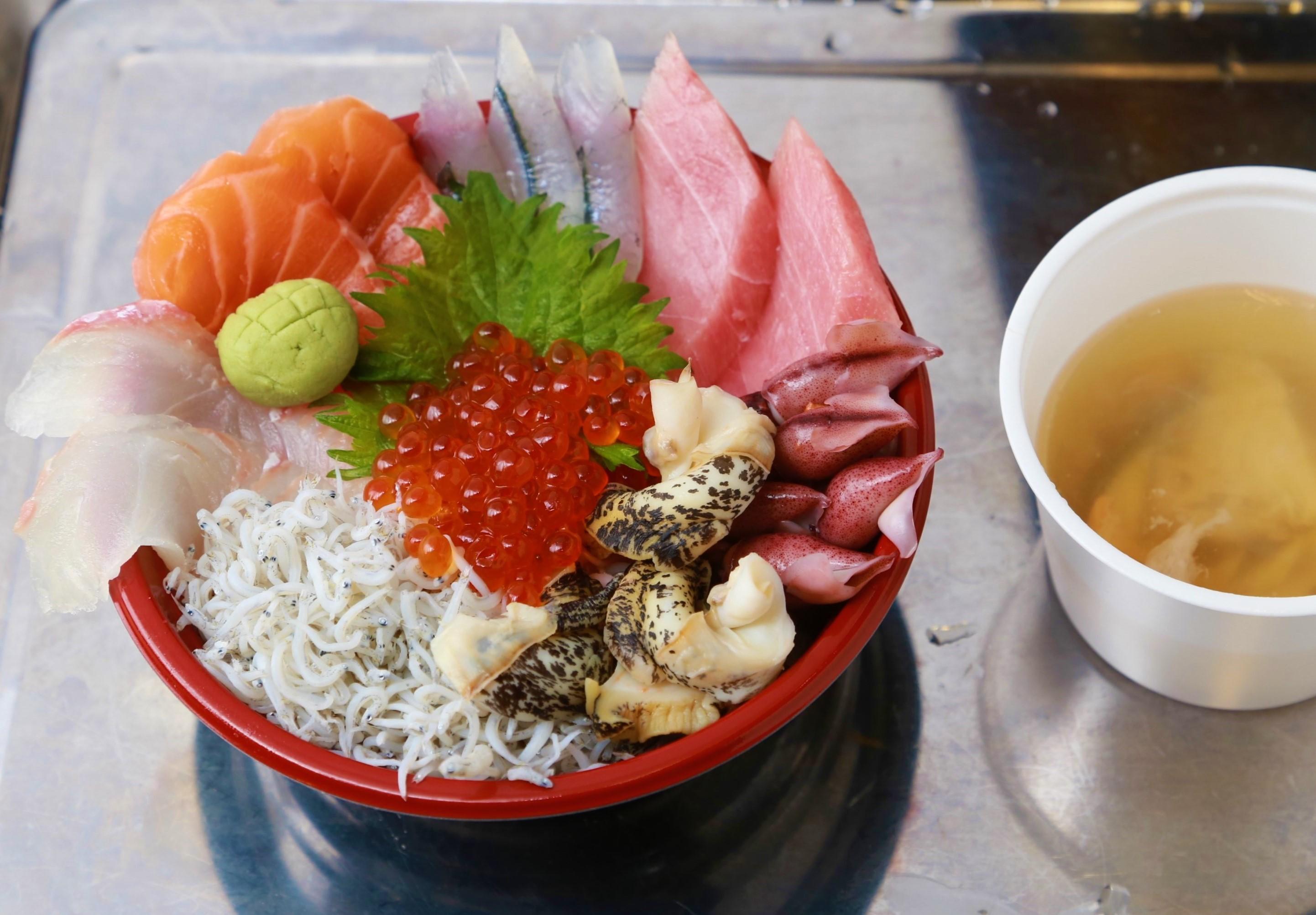 味勝手丼　82円（小盛ご飯・みそ汁）＋選んだ具材。ご飯はサイズが選べる（中盛104円、大盛154円）